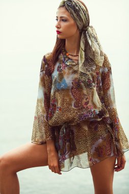 Güzel şekil ile sahilde duran güzel bikini kadın