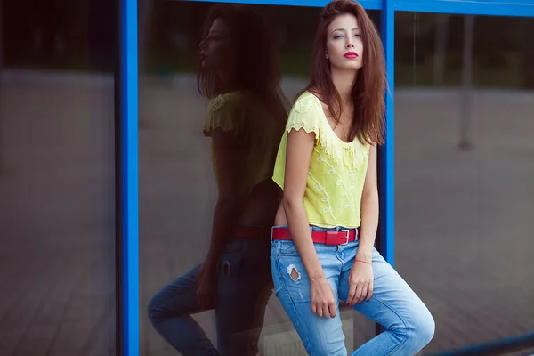 Menina hipster lindo em jeans azuis na cidade de verão . — Fotografia de Stock