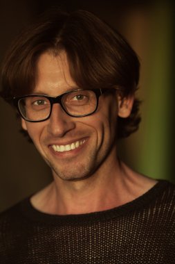 Erkek güzellik kavramı. Yakışıklı gülen duygusal portre