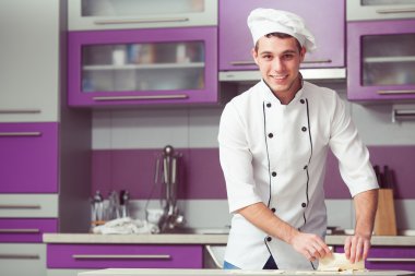 Vejetaryen ekmek kavramı. Gülümseyen şef aşçı olarak tek tip çalışma