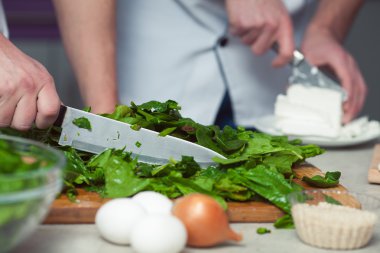 Vejetaryen ekmek kavramı. Şef'in eller ıspanak kesme