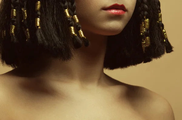 Néfertiti reine consort d'Egypte concept. Portrait de belle femme — Photo