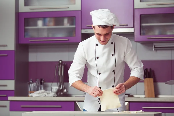 Concepto de panadería vegetariana. Chef sonriente cocinero en uniforme de trabajo — Foto de Stock