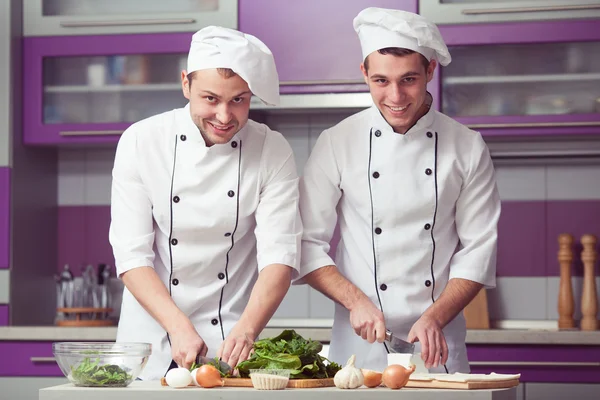 Koncepcja procesu gotowania. portret dwóch śmieszne ludzi pracy — Zdjęcie stockowe