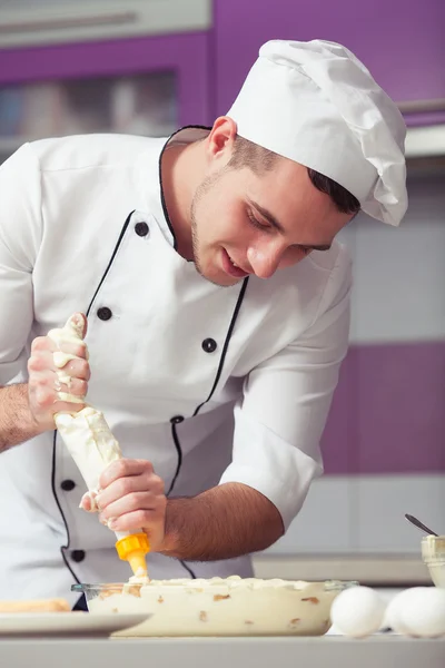 Conceito de cozinha Tiramisu. Retrato de homem trabalhador em uniforme de cozinheiro — Fotografia de Stock