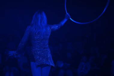 Sirk performans kavramı. Dans eden kadın hula hoop döner