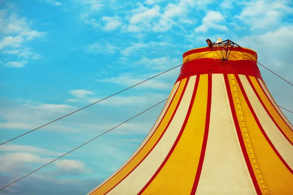 Retro cirkus koncept. Staré estrády cirkusových stanu top. — Stock fotografie