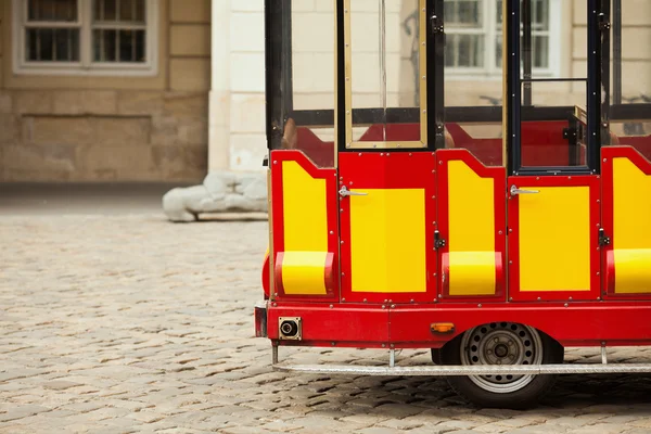 Empty tourist bus waiting for passengers on cobblestone paved road — Stock Photo, Image