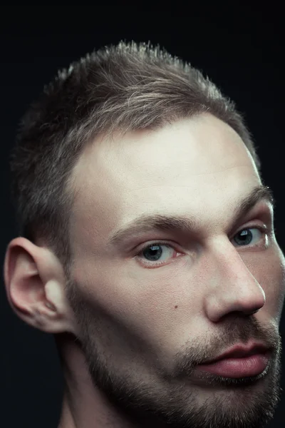 Véritable concept naturel de beauté masculine. Gros plan portrait de bel homme — Photo