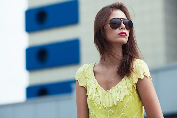 Brillen-concept. Portret van prachtige jonge vrouw in top — Stockfoto