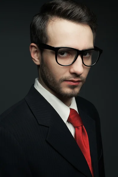 Concepto de gafas. Retrato de un joven guapo en traje negro —  Fotos de Stock