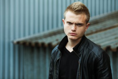 Kötü çocuk kavramı. Kısa saçlı acımasız genç adam portresi