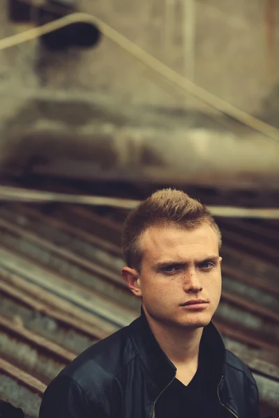 Concepto de chico malo. Retrato de joven brutal con el pelo corto —  Fotos de Stock