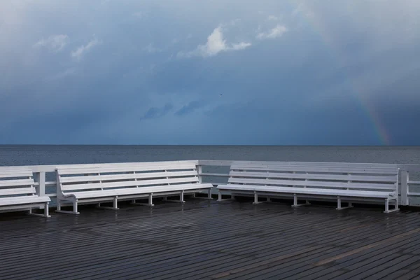 Lieu de repos et de méditation concept. Belle vue depuis la jetée — Photo