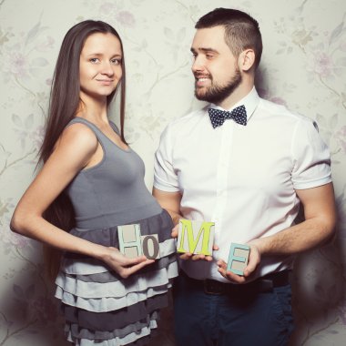 Yeni eve taşınma partisi konsepti. Komik hipster çift gülümseyen portresi