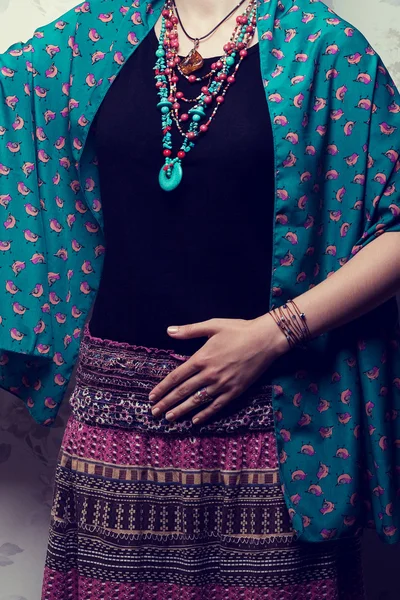 エキゾチックな服のコンセプトです。明るい色の国民服の女性 — ストック写真
