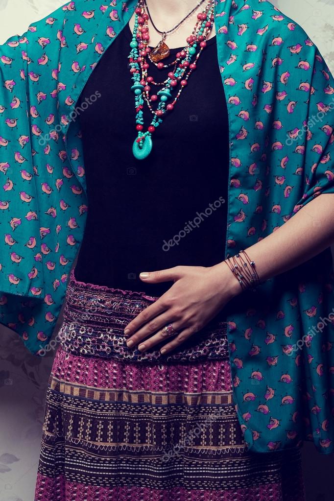 Concepto de ropa exótica. Mujer ropa nacional brillante: fotografía de stock avgustino | Depositphotos