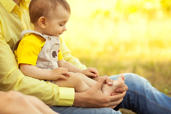 Familia feliz, amigos para siempre concepto. Padre e hijo pequeño en el parque — Foto de Stock