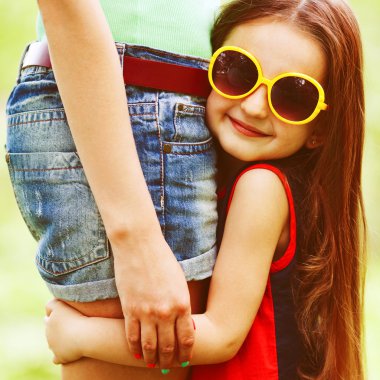 Gözlük, alışveriş ve indirim kavramı. Anne ile komik ve tatlı kız portresi