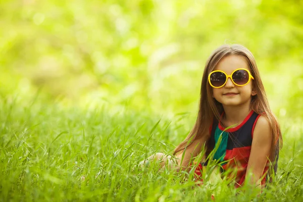 Lunettes, shopping & concept de réduction. Portrait de fille drôle et douce — Photo