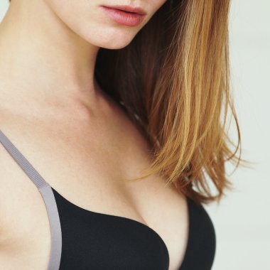 İç çamaşırı kavramı. Kadın iç çamaşırı Kızıl saçlı genç seksi kadın