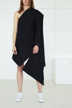 Ultra-moda kavramı. Montlu genç moda modeli tam uzunlukta portresi