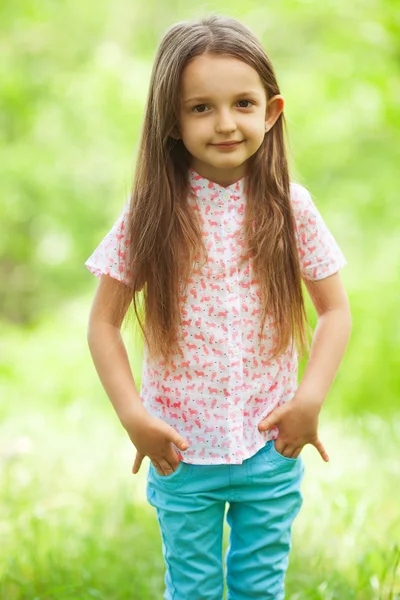 Concepto de moda callejera para niños. Retrato de niña divertida y dulce —  Fotos de Stock