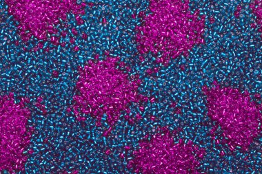 El yapımı takılar kavramı. Mor, mavi cam boncuk. Yakın çekim. 