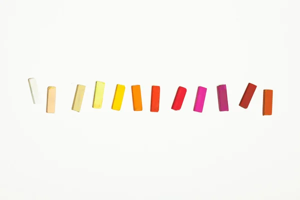 Concepto de diversidad. Hoja de papel blanco en blanco con espectro de colores cálidos — Foto de Stock