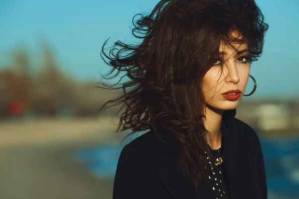 Primavera, outono conceito de alta moda. Menina lindo com cabelo comprido em casaco preto — Fotografia de Stock