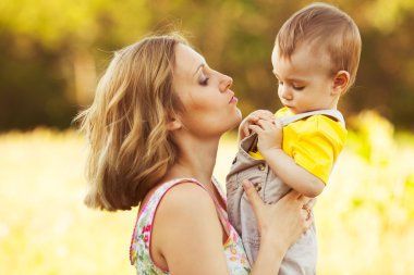 Mutlu aile, arkadaşlar sonsuza dek kavramı. Anne ve küçük oğlu gülümseyen