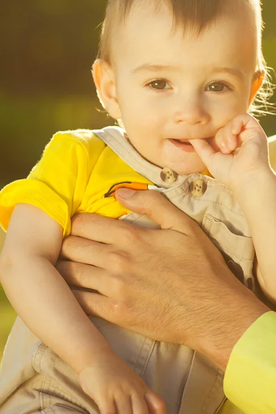 Nuevo concepto nacido de la vida. Retrato de bebé lindo sentado en las manos de papá —  Fotos de Stock