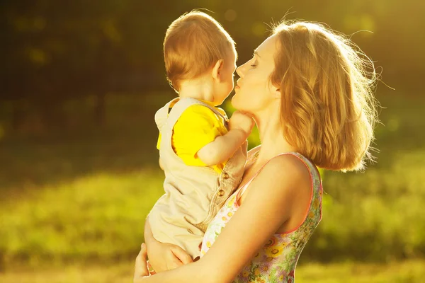 Gelukkig familie, vrienden voor altijd concept. Profiel portret van de moeder en zoon — Stockfoto