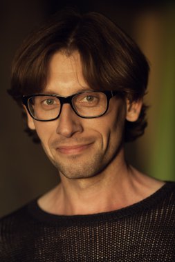 Gözlük kavramı. Muhteşem moda brunet trendy bardaklarda portresi