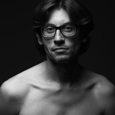 Gözlük kavramı. Trendy gözlüklü karizmatik olgun adam portresi