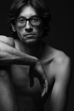 Gözlük kavramı. Trendy gözlüklü karizmatik olgun adam portresi