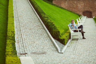 Mutlu mutlu delikanlı rahatlatıcı yeşil çim Park yakınındaki portresi