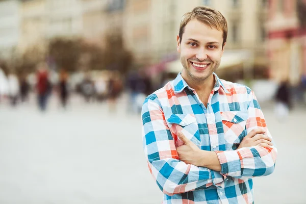 Portret szczęśliwy młody człowiek szczęśliwy spaceru na ulicy miasta. Modna koszula — Zdjęcie stockowe