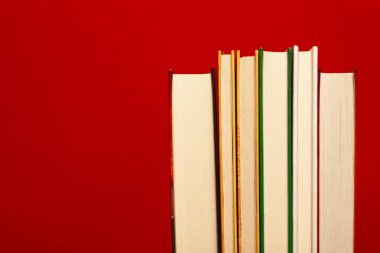 Kırmızı arka planda bir yığın yeni kağıt var. Kopyalama uzayı. Kapatın. Stüdyo çekimi