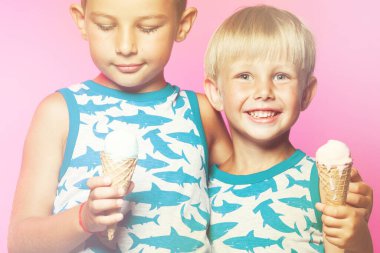 Lezzetli bir yaz takıntısı. Genç, yakışıklı hippi çocuklar kolsuz tişörtler giyip, köpekbalıklarıyla sarılıp, eriyen dondurmaları pembe renkli arka planda yiyorlar. Stüdyo çekimi