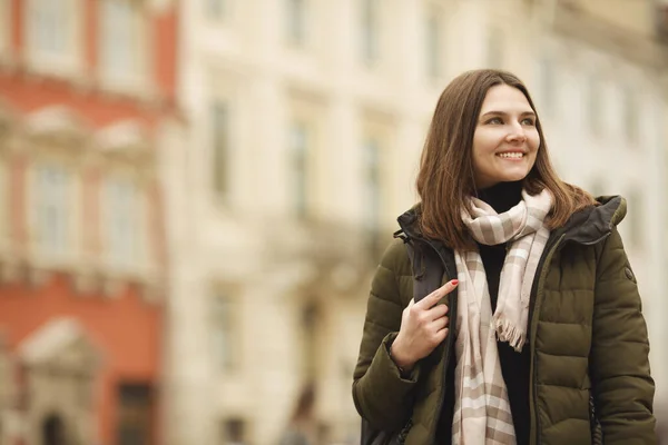 Мандрівна Концепція Щаслива Усміхнена Молода Жінка Стоїть Вулиці Європейського Міста — стокове фото