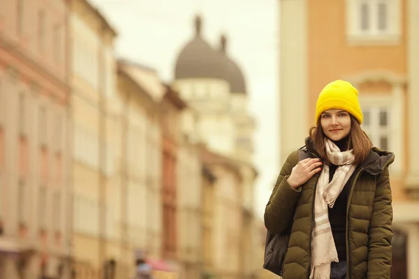 Reisekonzept Glücklich Lächelnde Junge Frau Posiert Auf Der Straße Einer — Stockfoto