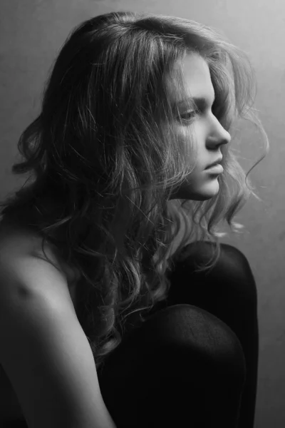 Emotionele portret van een jonge mooi meisje met lange haren in pro — Stockfoto