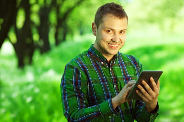 Conceito de usuário Gadget. Retrato de hipster engraçado cara em casu verde — Fotografia de Stock