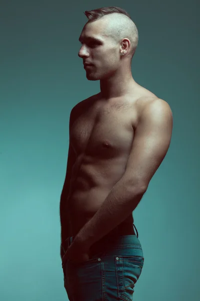 Concepto de belleza masculino. Retrato de perfil de macho musculoso guapo —  Fotos de Stock