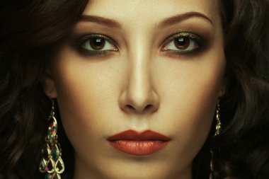 Hollywood diva'nın göz kavramı. dikey moda model zekâ