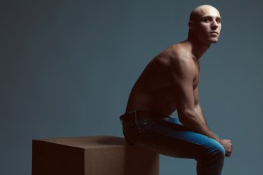 sert çocuk kavramı. yakışıklı kel kaslı erkek model mavi jea