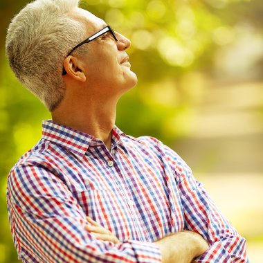 Başarılı adam kavramı. Mutlu olgun erkek gülümseyen portresi 