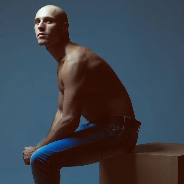 Concepto de tipo duro. Modelo masculino musculoso calvo guapo en azul jea —  Fotos de Stock