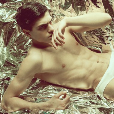 Erkek moda kavramı. Güzel abs pos ile yakışıklı kaslı modeli